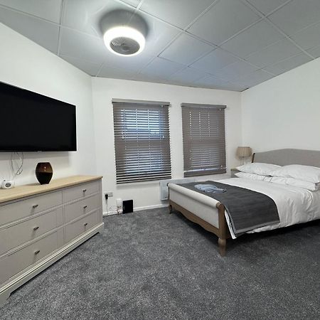 Modern Studio Flat In Bramhall Exterior photo