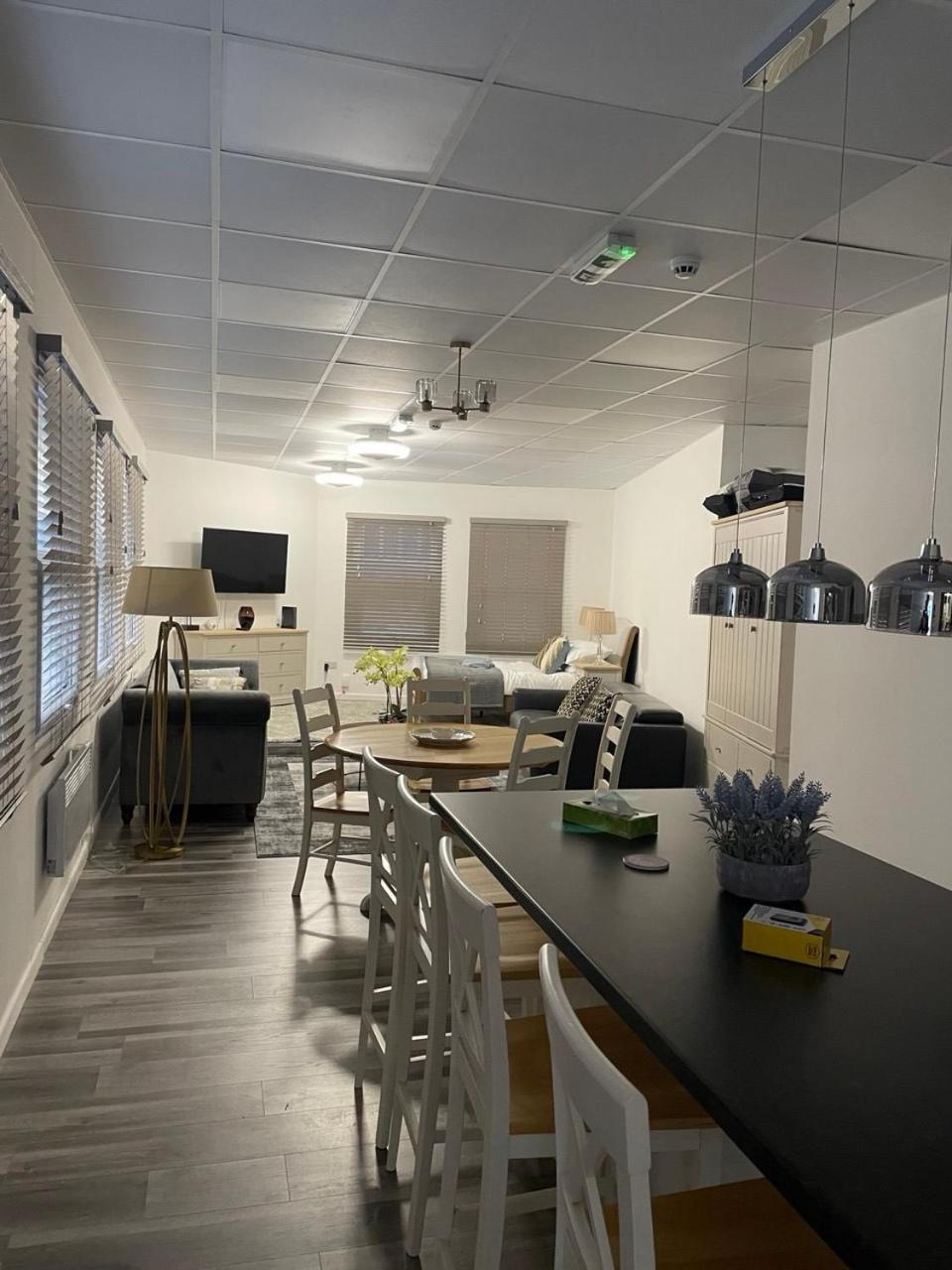 Modern Studio Flat In Bramhall Exterior photo